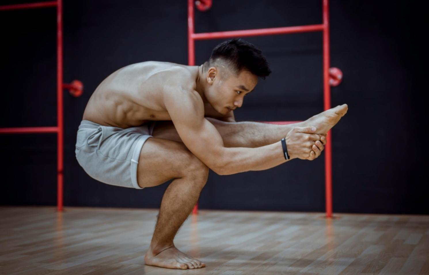 Sesión de yoga restaurativo con uso de props y soportes