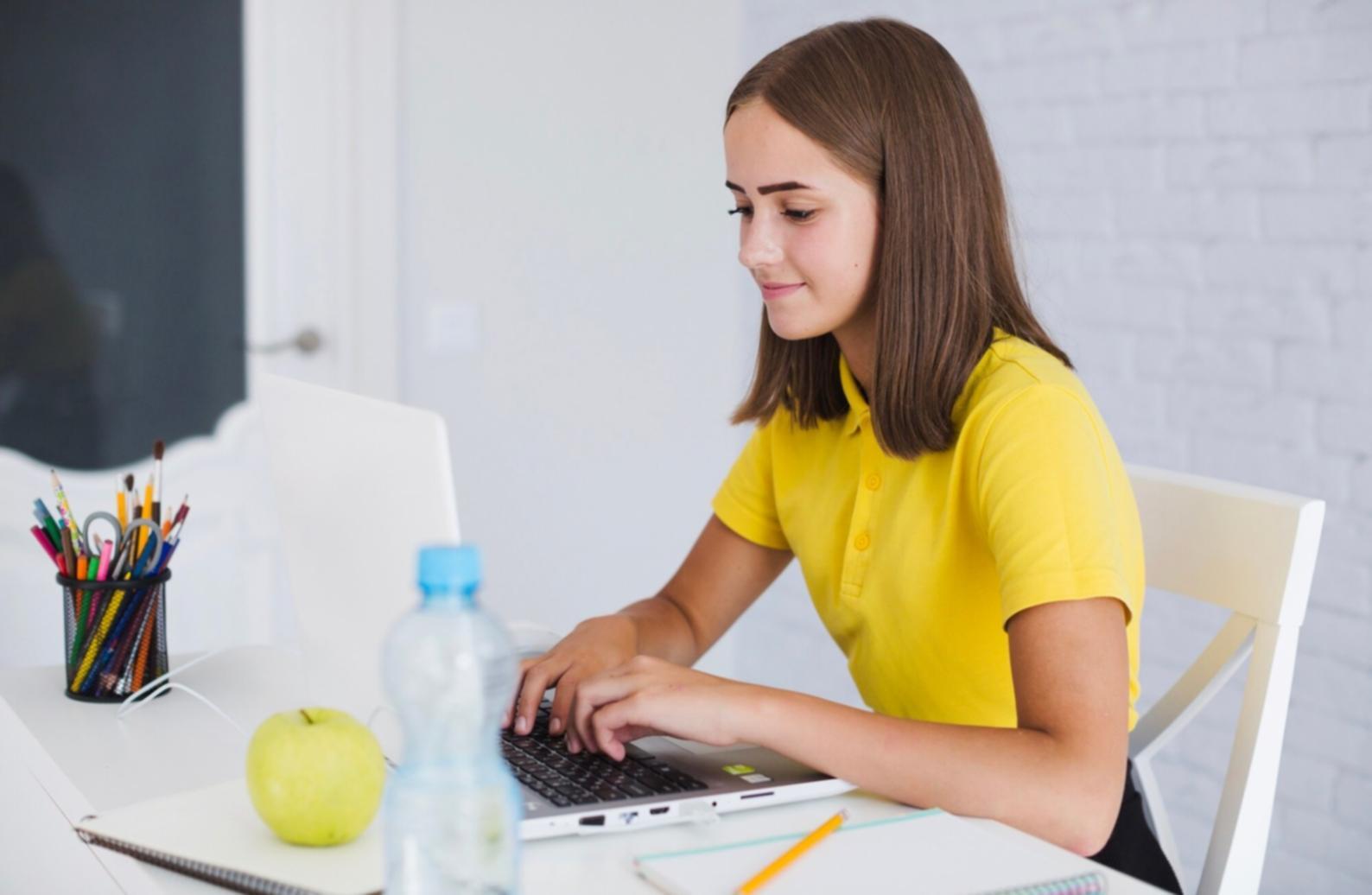Instructores de yoga restaurativo guiando práctica en estudio especializado